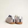 Modelul True-Star pentru femei, din piele de căprioară roz pastel, cu stea argintie și bandă la călcâi Modelul True-Star pentru femei, din piele de căprioară roz pastel, cu stea argintie și bandă la călcâi