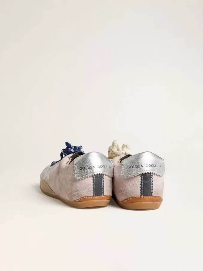 Modelul True-Star pentru femei, din piele de căprioară roz pastel, cu stea argintie și bandă la călcâi Modelul True-Star pentru femei, din piele de căprioară roz pastel, cu stea argintie și bandă la călcâi