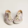 Modelul True-Star pentru femei, din piele de căprioară roz pastel, cu stea argintie și bandă la călcâi Modelul True-Star pentru femei, din piele de căprioară roz pastel, cu stea argintie și bandă la călcâi
