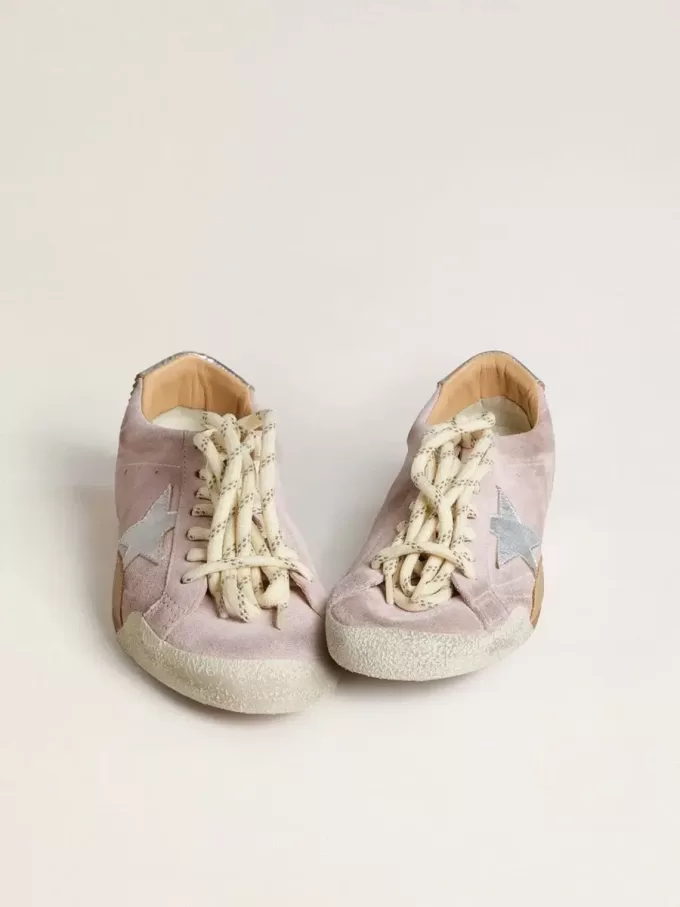 Modelul True-Star pentru femei, din piele de căprioară roz pastel, cu stea argintie și bandă la călcâi Modelul True-Star pentru femei, din piele de căprioară roz pastel, cu stea argintie și bandă la călcâi