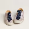 Modelul True-Star pentru femei, din piele de căprioară roz pastel, cu stea argintie și bandă la călcâi Modelul True-Star pentru femei, din piele de căprioară roz pastel, cu stea argintie și bandă la călcâi