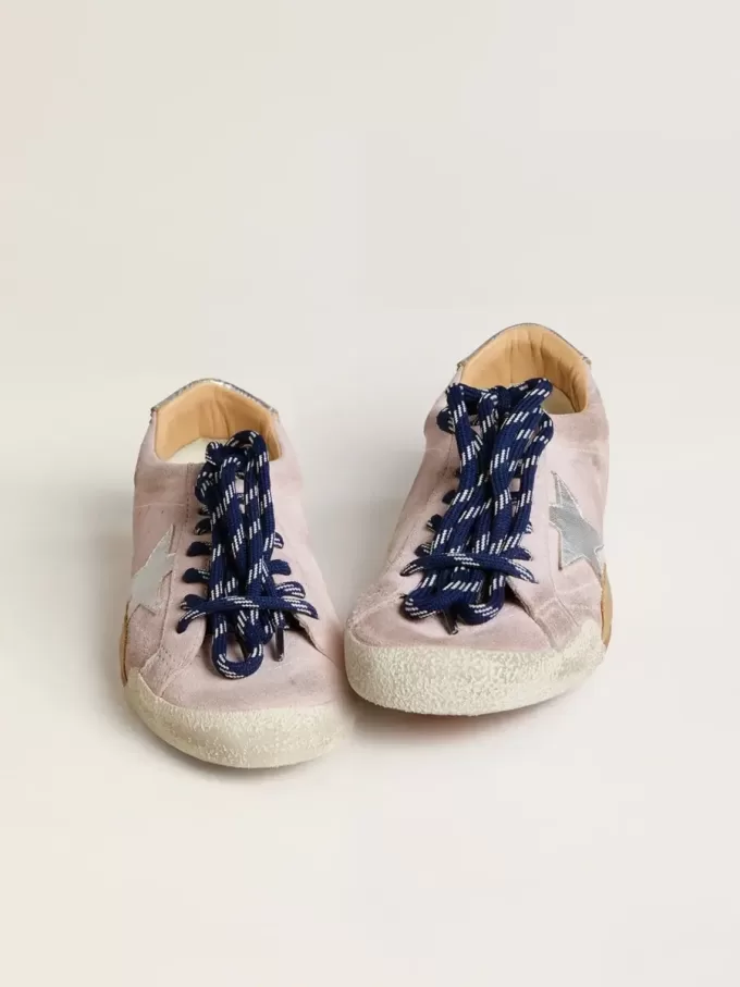 Modelul True-Star pentru femei, din piele de căprioară roz pastel, cu stea argintie și bandă la călcâi Modelul True-Star pentru femei, din piele de căprioară roz pastel, cu stea argintie și bandă la călcâi