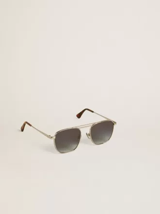 Ochelari de soare în stil aviator, cu ramă argintie și lentile albastre