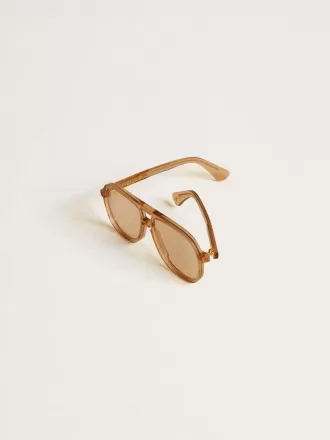 Ochelari de soare în stil aviator, cu ramă și lentile de culoarea mierii