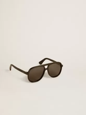 Ochelari de soare în stil aviator, cu ramă și lentile negre