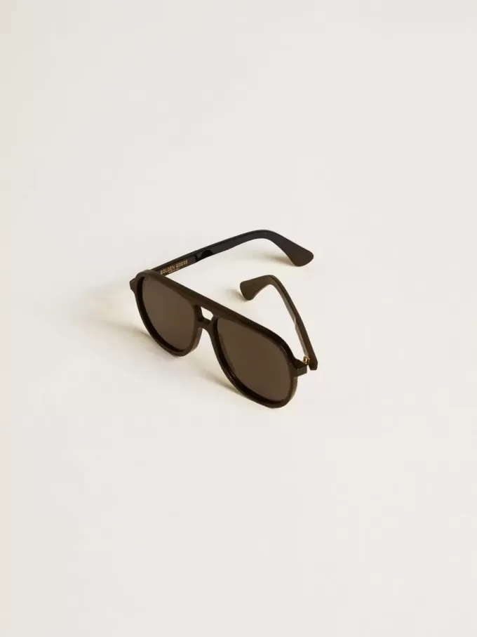 Ochelari de soare în stil aviator, cu ramă și lentile negre