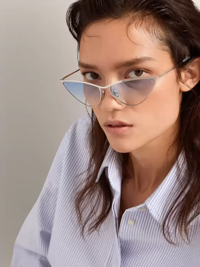 Ochelari de soare în stil cat-eye cu ramă argintie și lentile albastre Ochelari de soare în stil cat-eye cu ramă argintie și lentile albastre