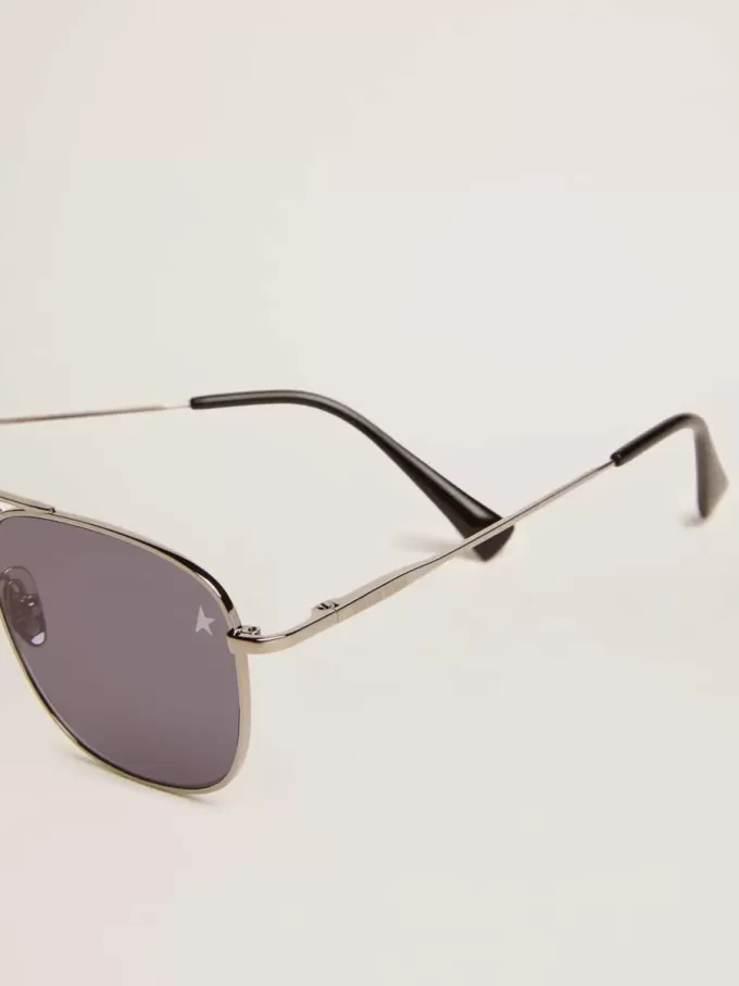 Ochelari de soare Roger aviator cu ramă neagră și lentile negre Ochelari de soare Roger aviator cu ramă neagră și lentile negre