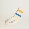 Șosete albe pentru copii, cu detalii uzate și dungi în două nuanțe, albastru strălucitor și muștar Șosete albe pentru copii, cu detalii uzate și dungi în două nuanțe, albastru strălucitor și muștar