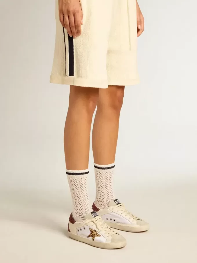 Șosete lungi cu nervuri, în alb vintage, cu dungă neagră Șosete lungi cu nervuri, în alb vintage, cu dungă neagră