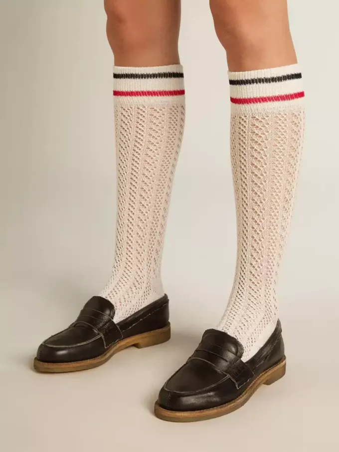 Șosete lungi cu nervuri, în alb vintage, cu dungi în două nuanțe Șosete lungi cu nervuri, în alb vintage, cu dungi în două nuanțe