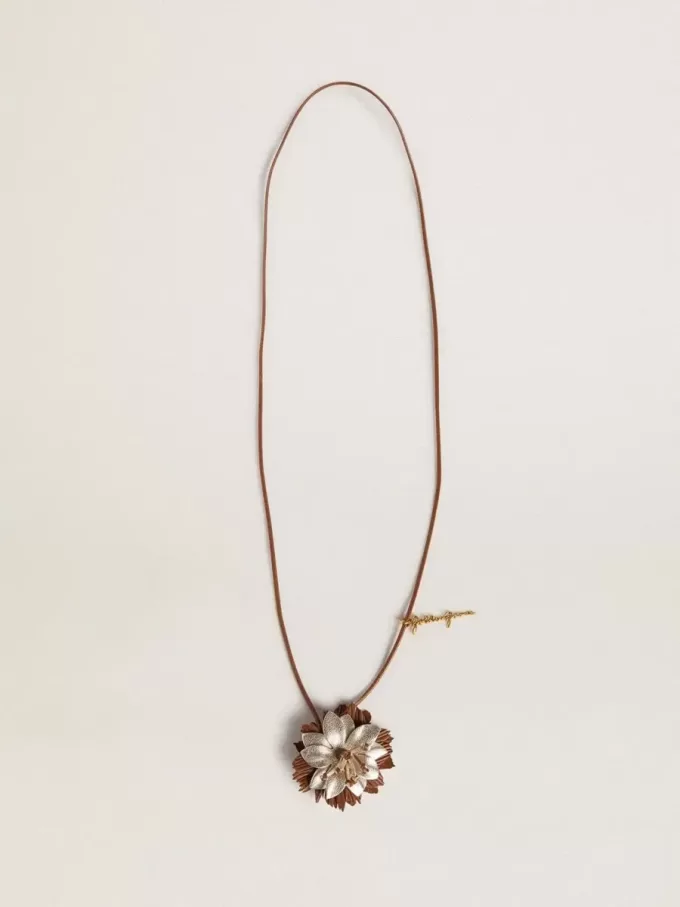 Pandantiv în formă de floare din piele maro deschis și șampanie Pandantiv în formă de floare din piele maro deschis și șampanie
