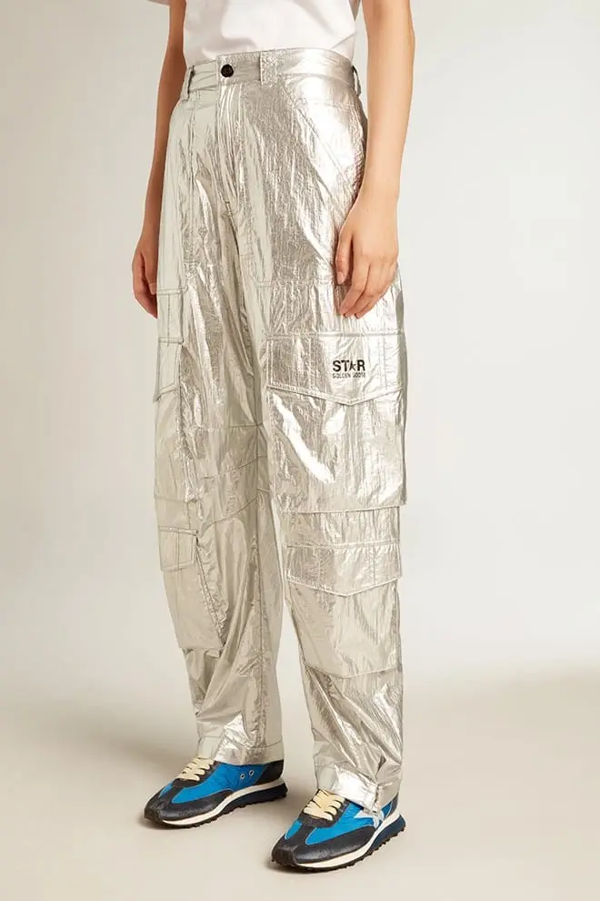 Pantaloni cargo din țesătură tehnică argintie Pantaloni cargo din țesătură tehnică argintie