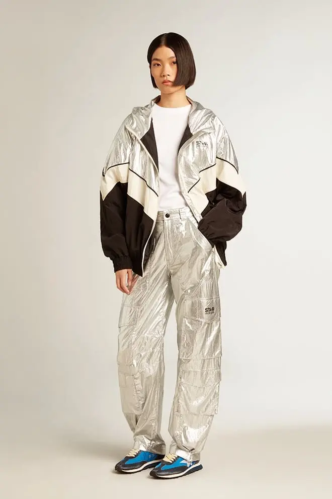 Pantaloni cargo din țesătură tehnică argintie Pantaloni cargo din țesătură tehnică argintie