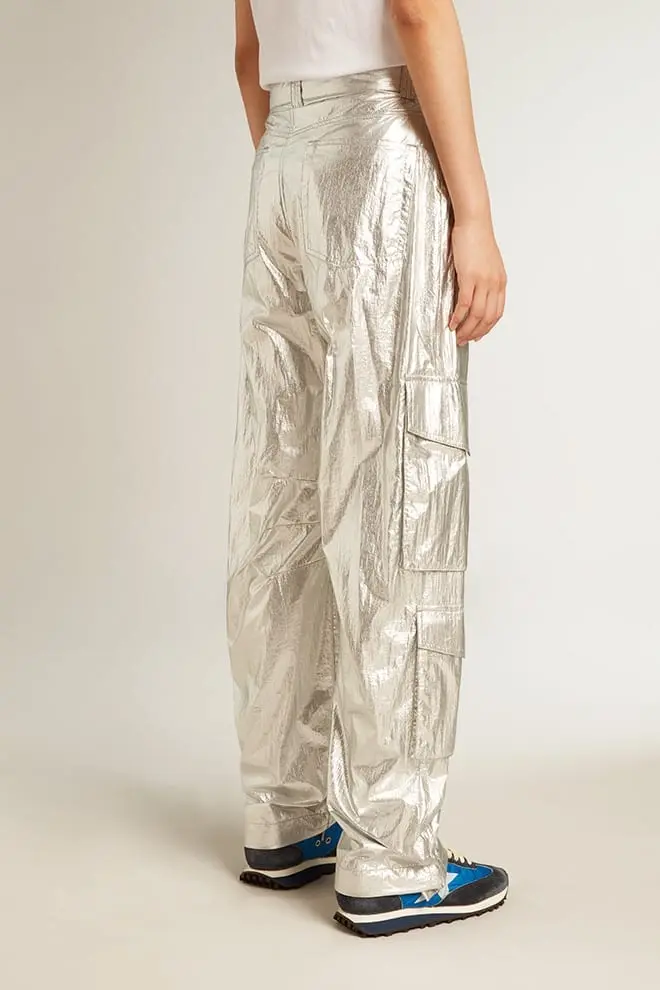 Pantaloni cargo din țesătură tehnică argintie Pantaloni cargo din țesătură tehnică argintie