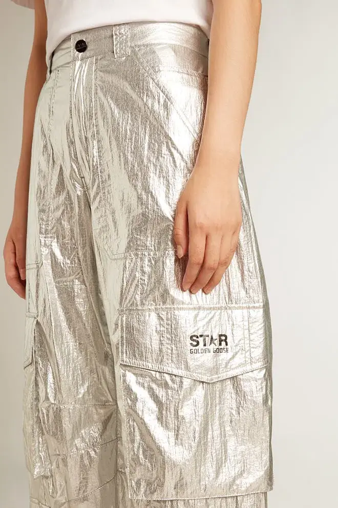 Pantaloni cargo din țesătură tehnică argintie Pantaloni cargo din țesătură tehnică argintie