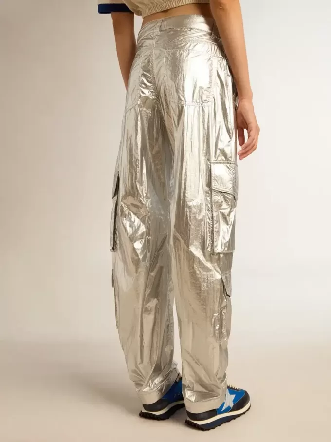 Pantaloni cargo pentru femei din țesătură tehnică argintie Pantaloni cargo pentru femei din țesătură tehnică argintie