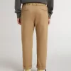 Pantaloni chino pentru copii din bumbac de culoare tutun Pantaloni chino pentru copii din bumbac de culoare tutun
