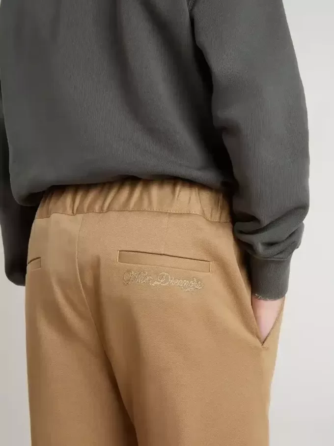 Pantaloni chino pentru copii din bumbac de culoare tutun Pantaloni chino pentru copii din bumbac de culoare tutun