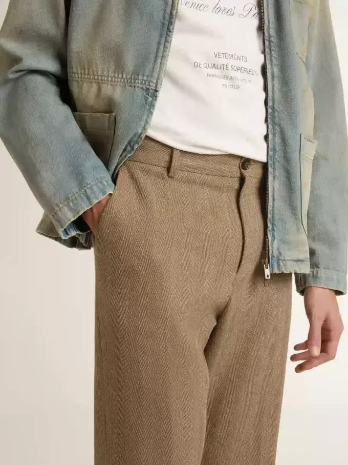 Pantaloni croiți din amestec de in de culoare nisipiu, cu model chevron