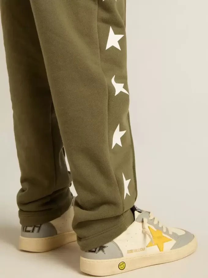 Pantaloni de jogging pentru băieți, de culoare verde militar, cu stele albe Pantaloni de jogging pentru băieți, de culoare verde militar, cu stele albe