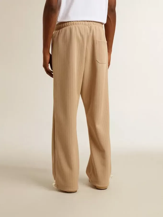 Pantaloni de jogging pentru bărbați, de culoare bej deschis, cu logo alb Pantaloni de jogging pentru bărbați, de culoare bej deschis, cu logo alb