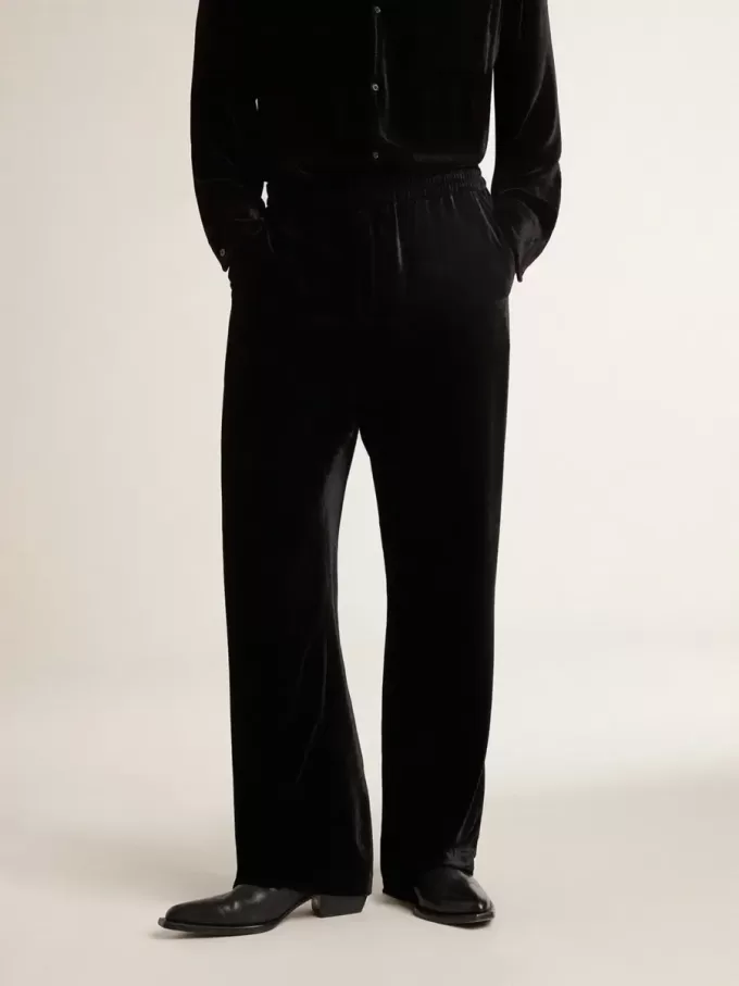 Pantaloni negri pentru bărbați cu efect de catifea Pantaloni negri pentru bărbați cu efect de catifea