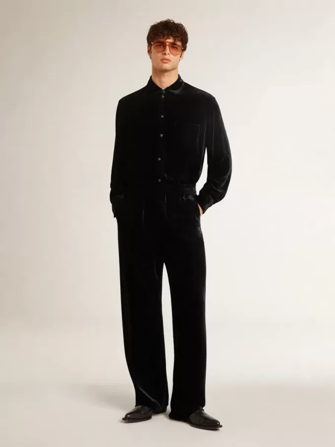 Pantaloni negri pentru bărbați cu efect de catifea Pantaloni negri pentru bărbați cu efect de catifea