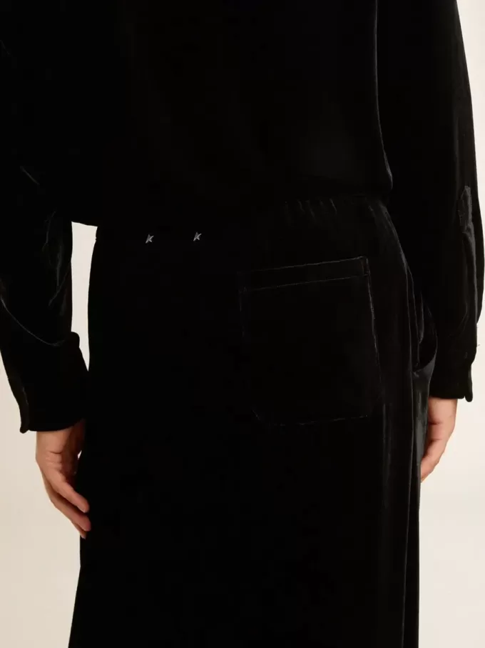 Pantaloni negri pentru bărbați cu efect de catifea Pantaloni negri pentru bărbați cu efect de catifea