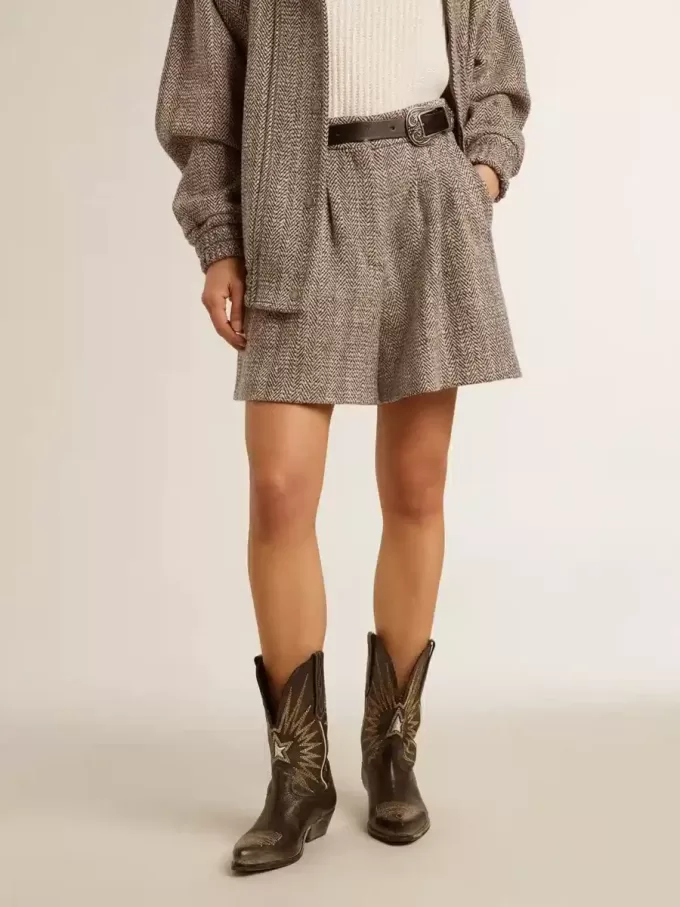 Pantaloni scurți pentru femei, de culoare maro ecru, din lână cu model în zig-zag Pantaloni scurți pentru femei, de culoare maro ecru, din lână cu model în zig-zag