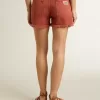 Pantaloni scurți pentru femei din denim roșu cărămiziu cu broderie Golden Mediterraneo