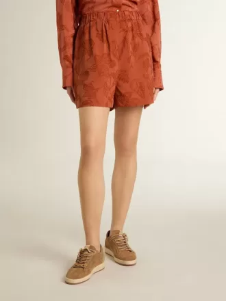 Pantaloni scurți pentru femei din jacquard roșu cărămiziu cu model floral marin Pantaloni scurți pentru femei din jacquard roșu cărămiziu cu model floral marin