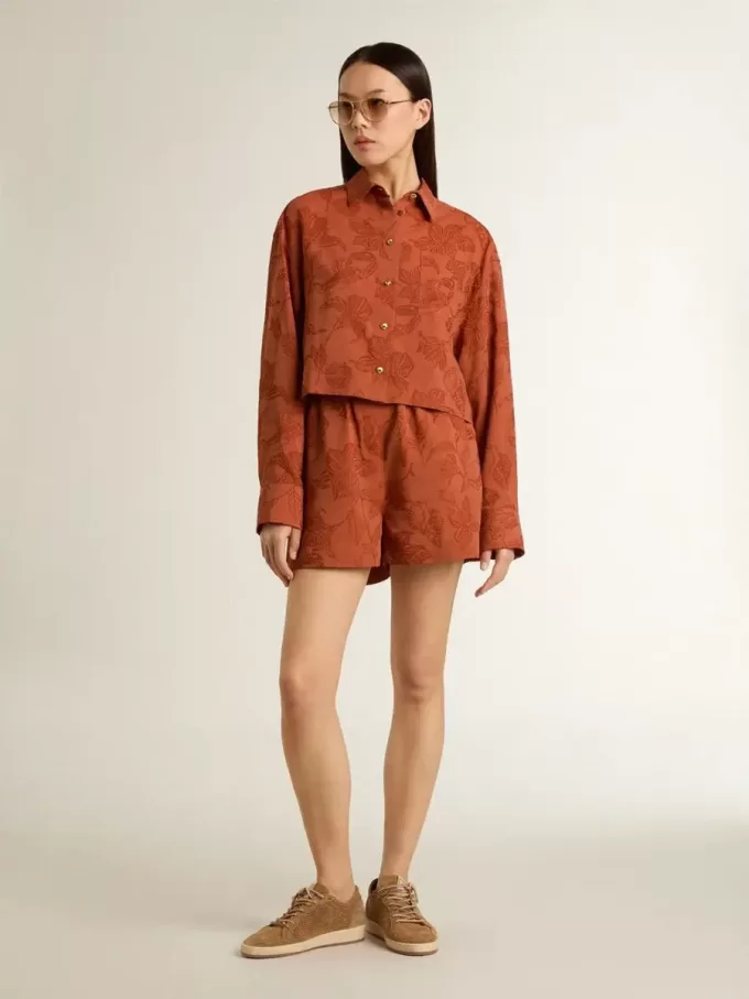 Pantaloni scurți pentru femei din jacquard roșu cărămiziu cu model floral marin Pantaloni scurți pentru femei din jacquard roșu cărămiziu cu model floral marin