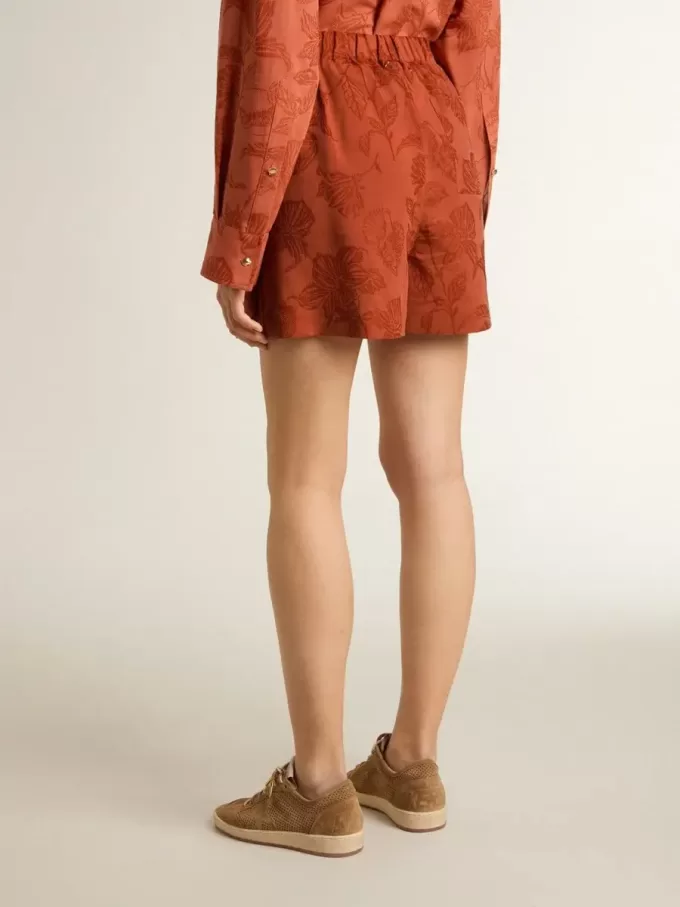 Pantaloni scurți pentru femei din jacquard roșu cărămiziu cu model floral marin Pantaloni scurți pentru femei din jacquard roșu cărămiziu cu model floral marin