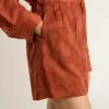 Pantaloni scurți pentru femei din jacquard roșu cărămiziu cu model floral marin Pantaloni scurți pentru femei din jacquard roșu cărămiziu cu model floral marin