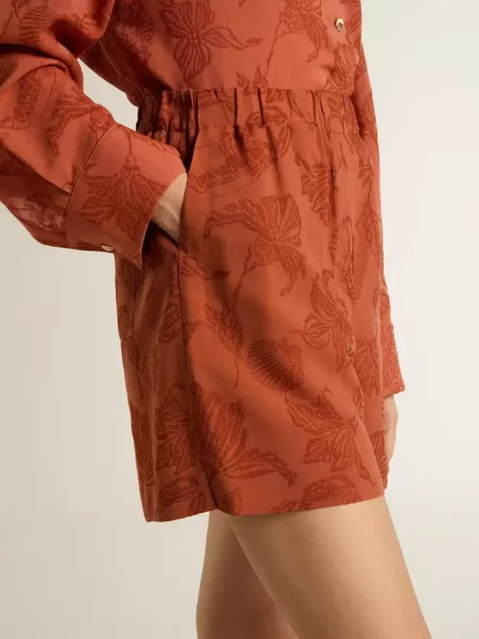 Pantaloni scurți pentru femei din jacquard roșu cărămiziu cu model floral marin Pantaloni scurți pentru femei din jacquard roșu cărămiziu cu model floral marin