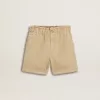 Pantaloni scurți pentru fete, de culoare nisip, cu logo brodat Pantaloni scurți pentru fete, de culoare nisip, cu logo brodat