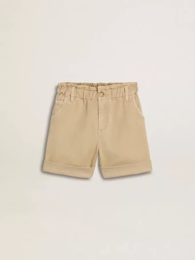 Pantaloni scurți pentru fete, de culoare nisip, cu logo brodat Pantaloni scurți pentru fete, de culoare nisip, cu logo brodat