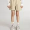 Pantaloni scurți pentru fete, de culoare nisip, cu logo brodat Pantaloni scurți pentru fete, de culoare nisip, cu logo brodat