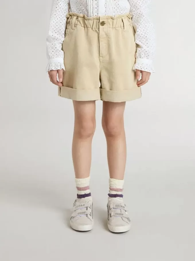 Pantaloni scurți pentru fete, de culoare nisip, cu logo brodat Pantaloni scurți pentru fete, de culoare nisip, cu logo brodat