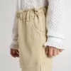 Pantaloni scurți pentru fete, de culoare nisip, cu logo brodat Pantaloni scurți pentru fete, de culoare nisip, cu logo brodat