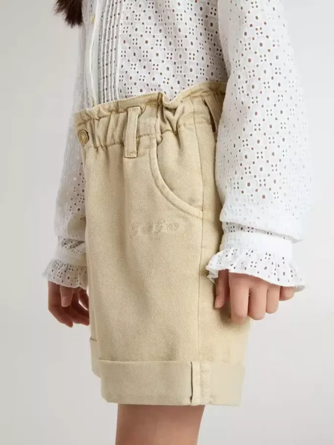 Pantaloni scurți pentru fete, de culoare nisip, cu logo brodat Pantaloni scurți pentru fete, de culoare nisip, cu logo brodat