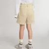 Pantaloni scurți pentru fete, de culoare nisip, cu logo brodat Pantaloni scurți pentru fete, de culoare nisip, cu logo brodat