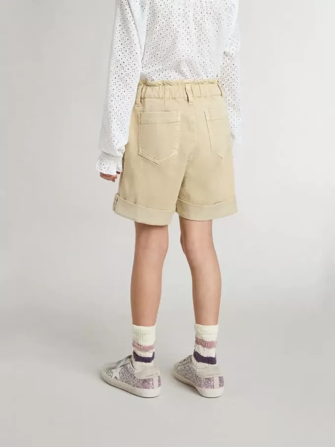 Pantaloni scurți pentru fete, de culoare nisip, cu logo brodat Pantaloni scurți pentru fete, de culoare nisip, cu logo brodat