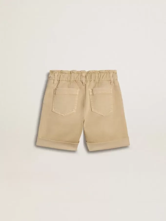 Pantaloni scurți pentru fete, de culoare nisip, cu logo brodat Pantaloni scurți pentru fete, de culoare nisip, cu logo brodat
