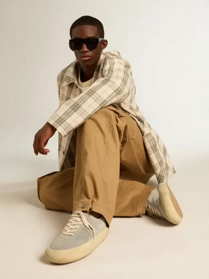 Pantofi Space-Star pentru bărbați din piele de căprioară gri gheață cu stea perforată Pantofi Space-Star pentru bărbați din piele de căprioară gri gheață cu stea perforată