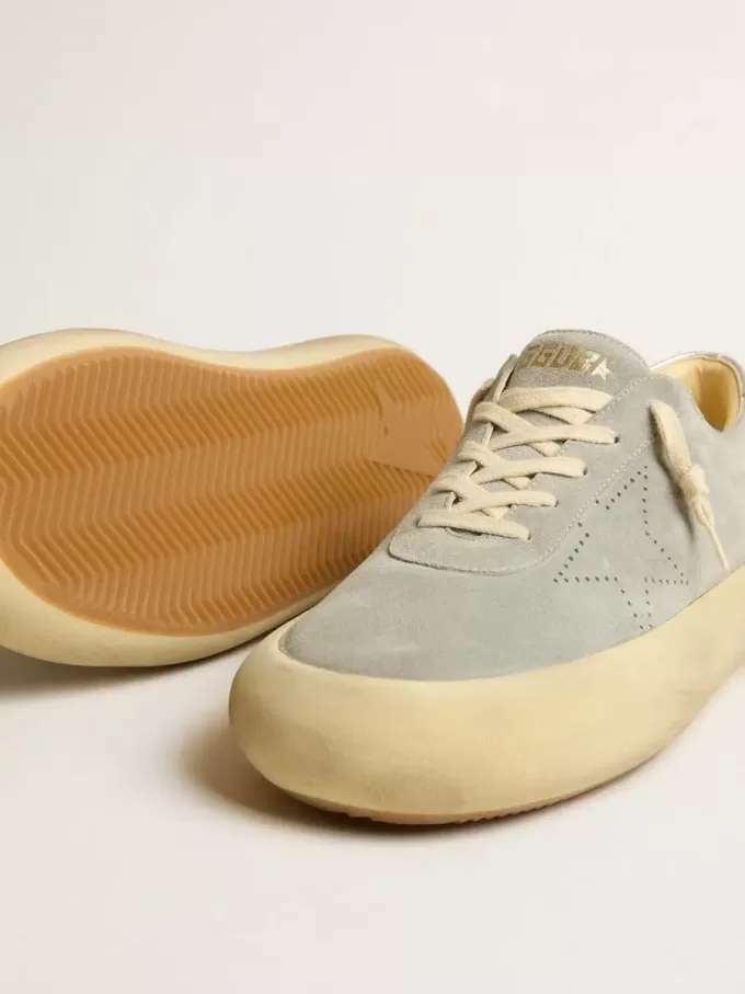 Pantofi Space-Star pentru bărbați din piele de căprioară gri gheață cu stea perforată Pantofi Space-Star pentru bărbați din piele de căprioară gri gheață cu stea perforată