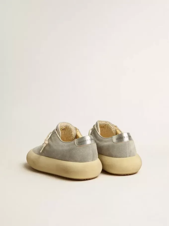 Pantofi Space-Star pentru bărbați din piele de căprioară gri gheață cu stea perforată Pantofi Space-Star pentru bărbați din piele de căprioară gri gheață cu stea perforată