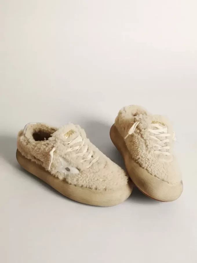 Pantofi Space-Star pentru femei din piele de oaie bej, cu stea din piele albă și călcâi din piele metalizată Pantofi Space-Star pentru femei din piele de oaie bej, cu stea din piele albă și călcâi din piele metalizată