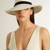 Pălărie fedora aurie din paie albă, cu panglică neagră și imprimeu marin sub bor